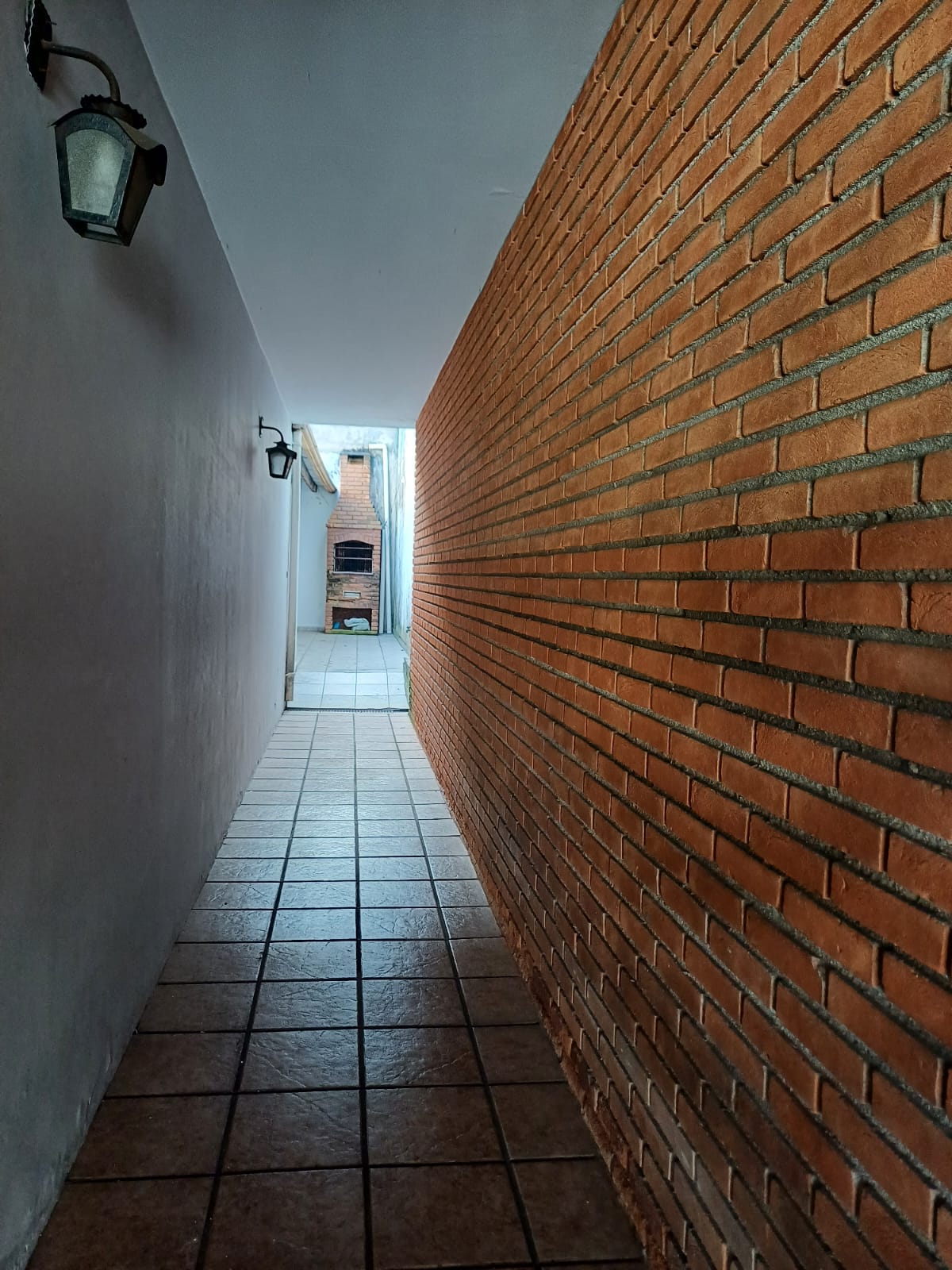 Oportunidade! Sobrado Espaçoso com 2 Dormitórios, Sacada e 2 Vagas