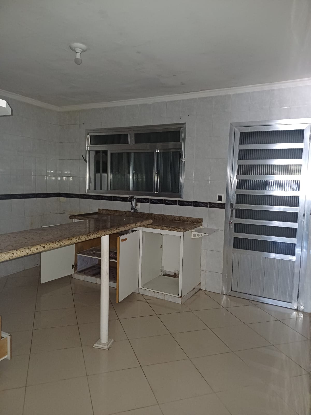 Oportunidade! Sobrado Espaçoso com 2 Dormitórios, Sacada e 2 Vagas