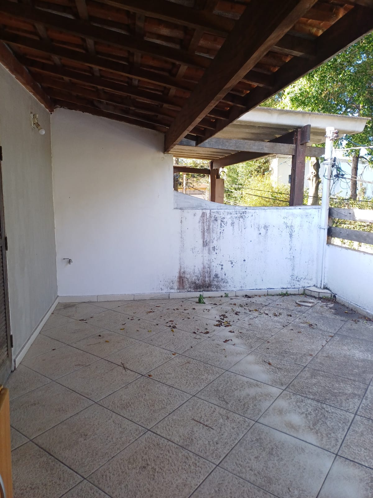 Oportunidade! Sobrado Espaçoso com 2 Dormitórios, Sacada e 2 Vagas